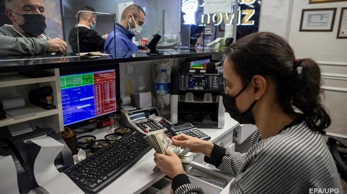 Центробанк Турции снова обвалил курс лиры