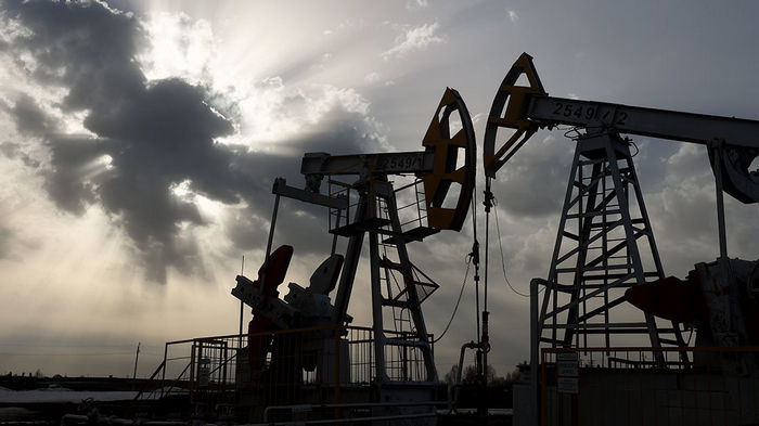 СМИ: Еврокомиссия одобрила потолок цен на нефть РФ