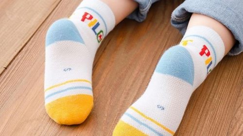 Почему следует приобретать детские носки оптом?