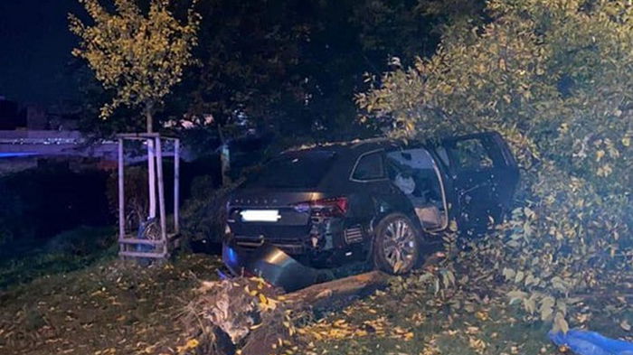 В Братиславе авто врезалось в остановку с людьми