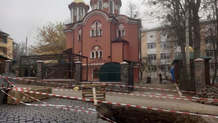Плохой знак: в Черновцах возле храмов МП треснула земля (фото)