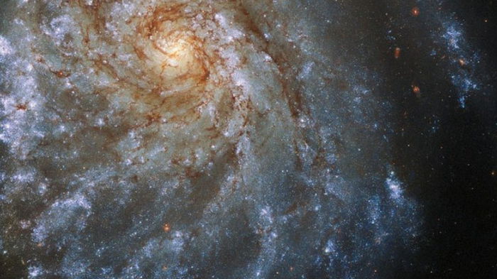 Искривленная галактика. Астрономы обнаружили одну из самых странных галактик во Вселенной