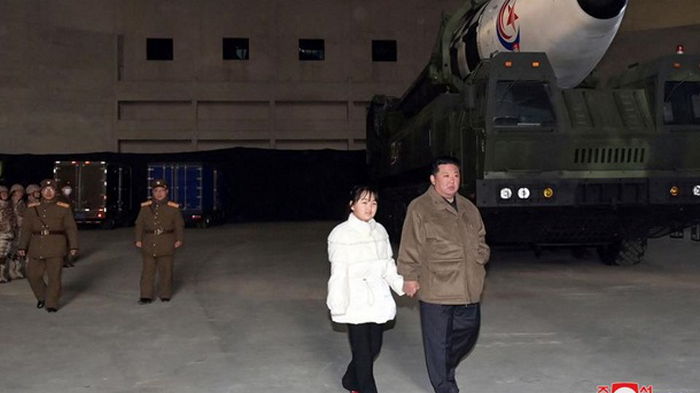 Ким Чен Ын впервые показал миру дочь (фото)