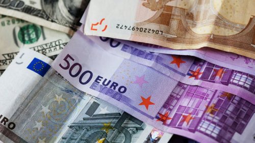 Доллар дорожает, а евро дешевеет. Курсы валют в банках