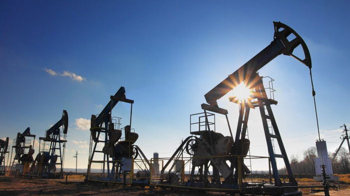Мировые цены на нефть падают третью неделю подряд, потеряв еще 5%