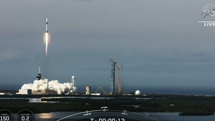SpaceX запустила корабль Dragon с научным грузом и томатами на борту