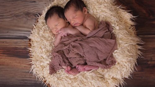 В США родились близнецы из 30-летних эмбрионов