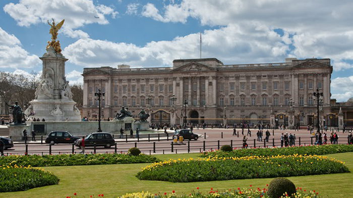 Букингемский дворец уволил сотрудника из-за высказываний в адрес начальства