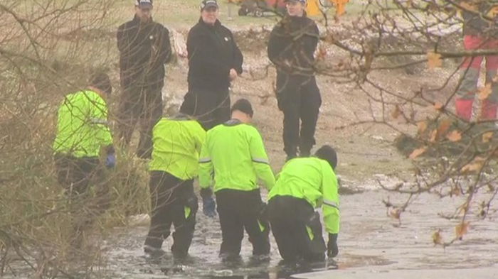 В Британии дети провалились под лед на озере, трое погибших
