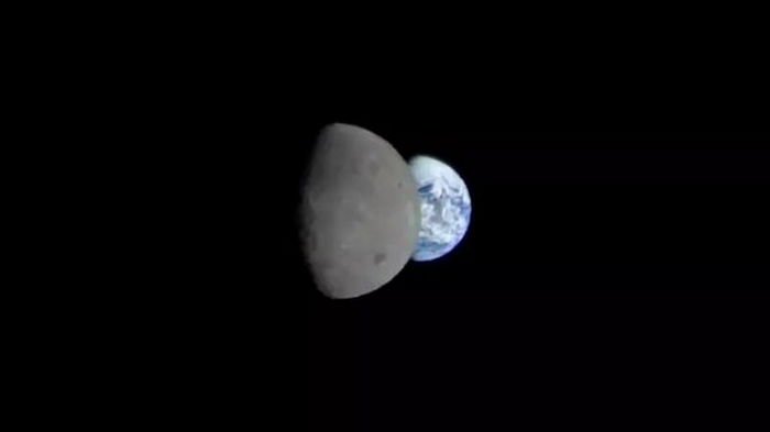 Лунный корабль Orion снял затмение Земли из космоса (фото)