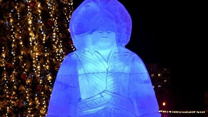 Дочь Чингисхана: в России установили странную фигуру Снегурочки