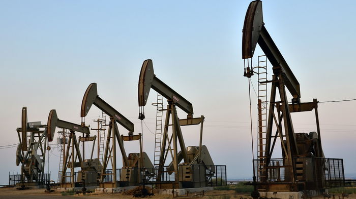 Нефть дешевеет на фоне прогноза МВФ по мировой экономике