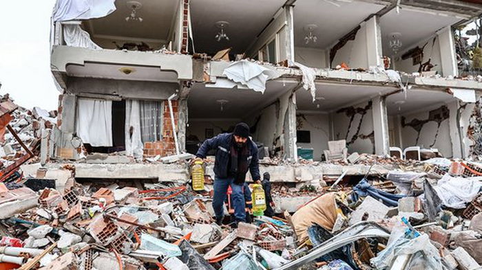 От землетрясения в Турции и Сирии погибли не менее 12 тысяч человек