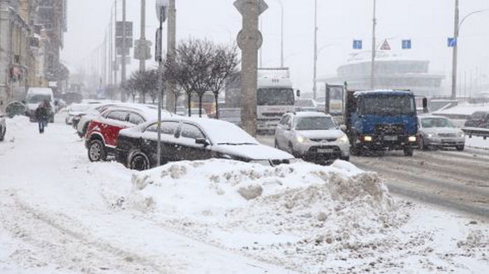 Киев засыпало снегом, на дорогах гололед. Водителей просят без надобности не выезжать