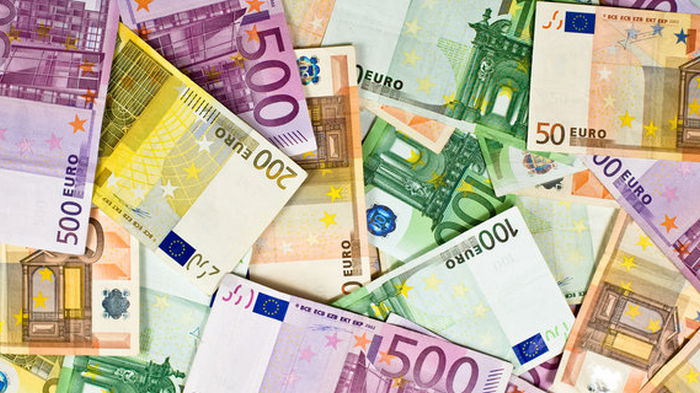 Наличный евро в банках снова дешевеет