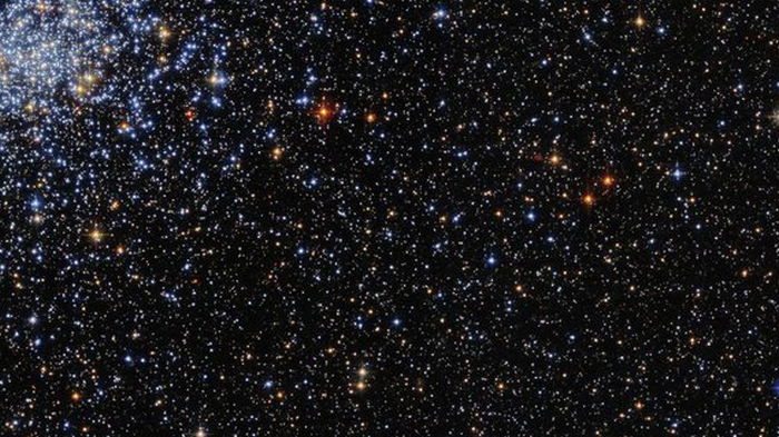 Телескоп «Хаббл» показал скопление голубых звезд в соседней галактике