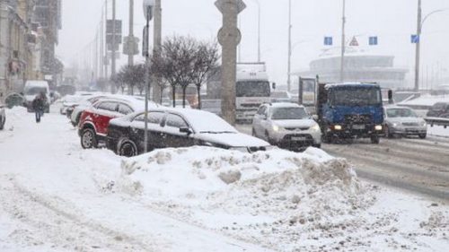 Киев засыпало снегом, на дорогах гололед. Водителей просят без надобно...