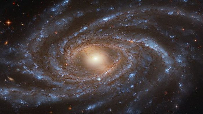 Телескоп Хаббл снял гигантскую спиральную галактику в 100 млн световых лет от Земли