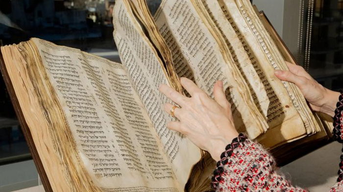 На аукцион выставили старейшую в мире Библию на иврите (фото)