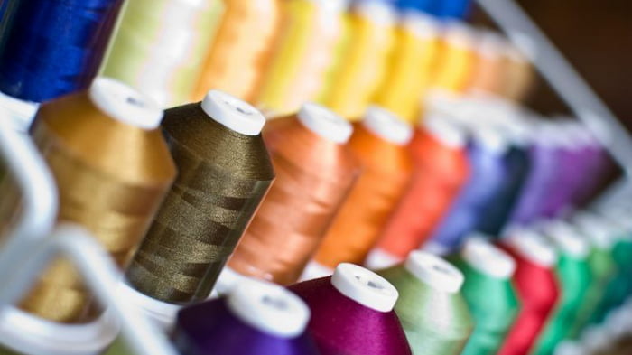 Как выбрать подходящие нитки для шитья: что учесть и на что обратить внимание