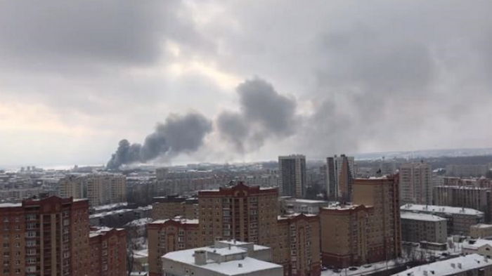 На складе резины в Казани произошел пожар (видео)