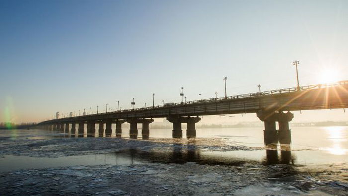 В Киеве из-за ДТП затруднено движение через мост Патона