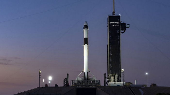 SpaceX показала Dragon на ракете Falcon 9 накануне запуска (фото)