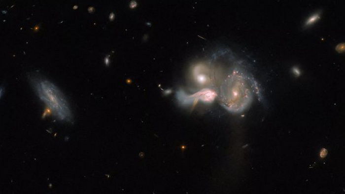 Космический телескоп «Хаббл» показал столкновение трех галактик
