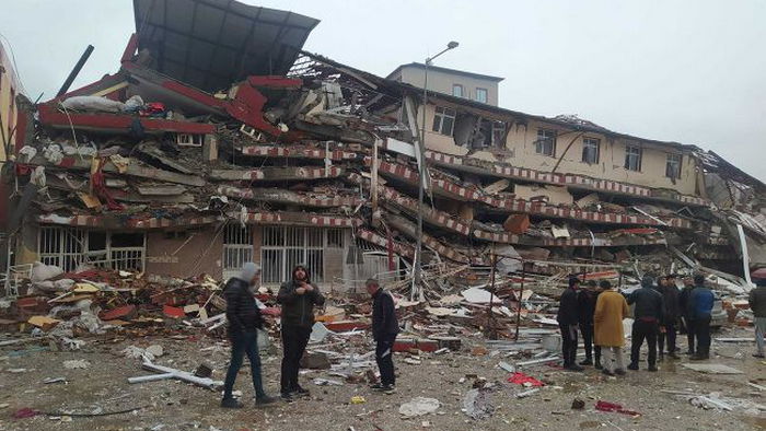 В Турции на 278-ом часе после землетрясения из-под завалов спасли мужчину