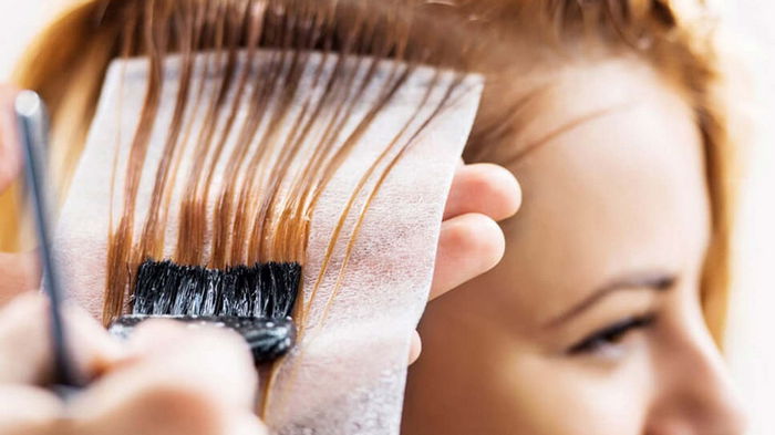 Какой цвет волос поможет скрыть старение и морщины: советы эксперта