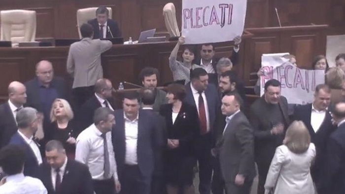 Парламент Молдовы со скандалом проголосовал за новое название госязыка (видео)