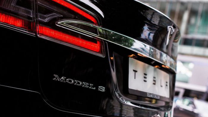 Tesla представила более прозрачную стеклянную крышу для Model S