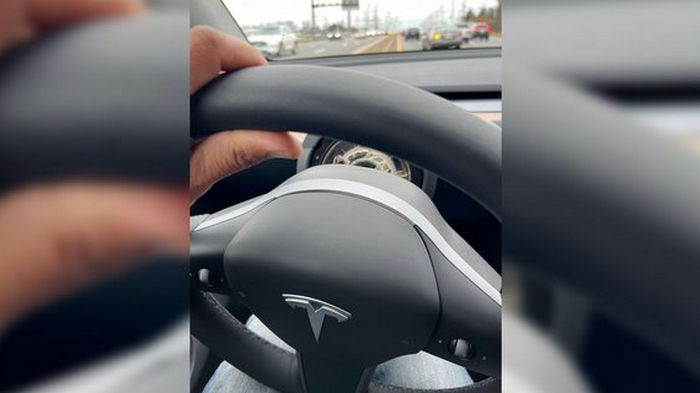 В США проверяют безопасность Tesla Model Y: у двух авто во время движения отвалился руль