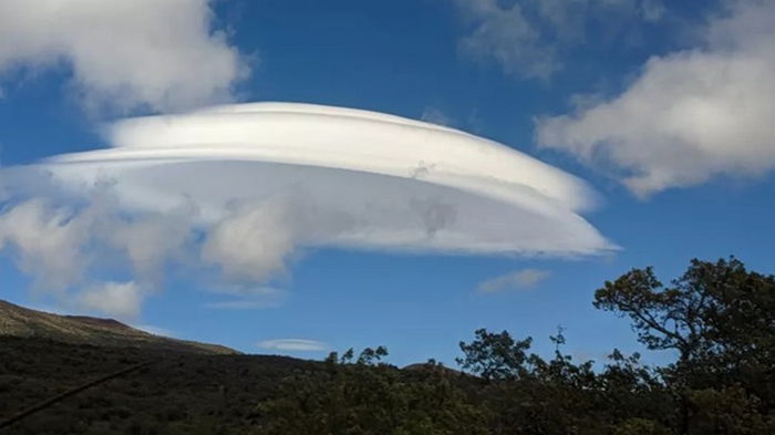В небе на Гавайях заметили необычные облака в форме НЛО