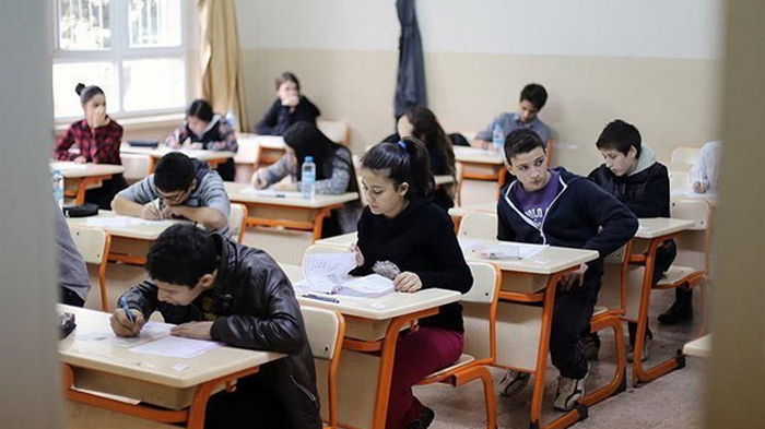 В нескольких провинциях Турции впервые после землетрясений открылись школы