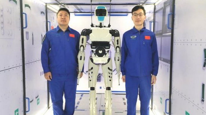 В Китае показали человекообразного робота для работы на космической станции