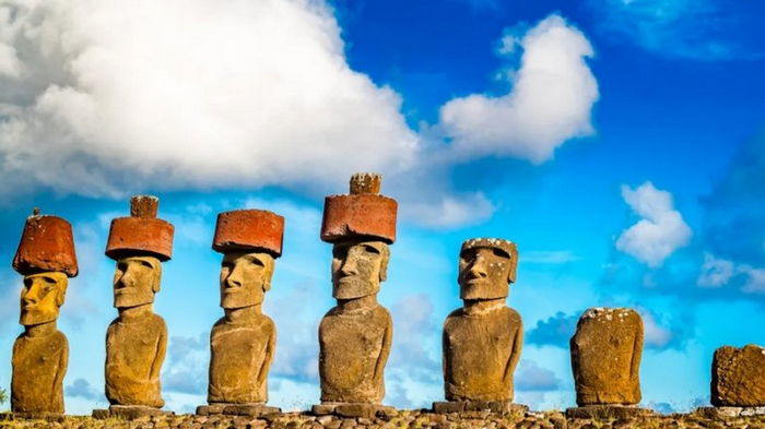 Загадки острова Пасхи: почему некоторые каменные статуи носят странные красные шапки