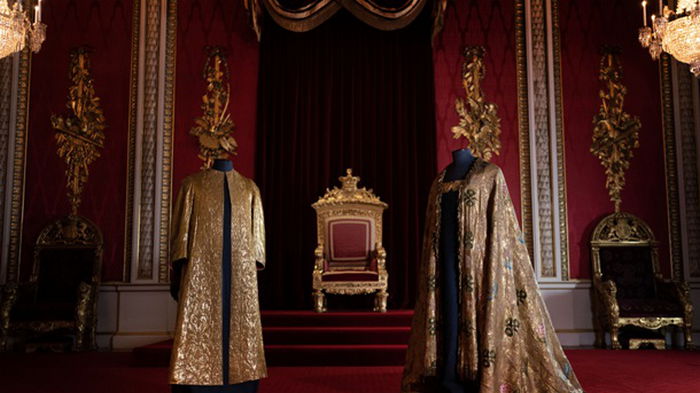 Букингемский дворец показал коронационную мантию Чарльза III