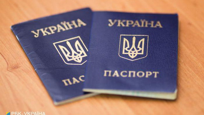 Из украинских паспортов старого образца хотят убрать русский язык