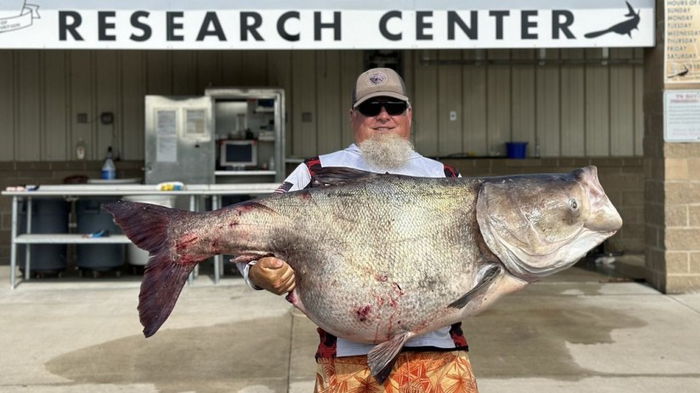 В Оклахоме рыбак поймал огромную «рыбу-пришельца» весом с 14-летнего подростка
