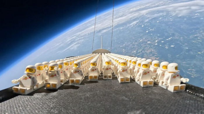 В Словакии в космос запустили 1000 игрушечных астронавтов LEGO (видео)
