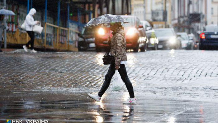 Непогода не отступает: синоптики предупреждают о дождях и грозах завтра