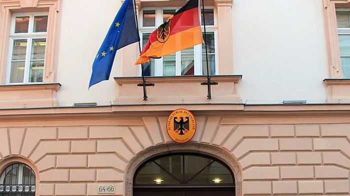 В Вене забросали петардами здание посольства Германии