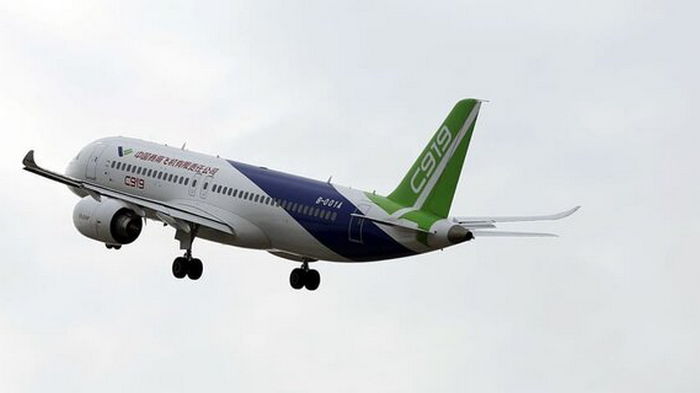 Попытка конкурировать с Airbus и Boeing: авиалайнер китайской сборки совершил первый рейс