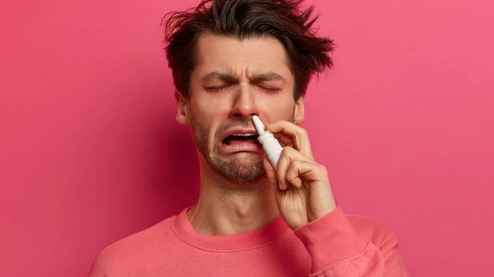 Большинство людей неправильно закапывают нос: ученые рассказали, как нужно