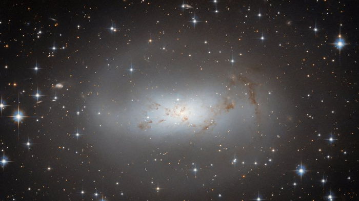 Телескоп Хаббл заглянул в очень неправильную галактику: в чем ее особенность