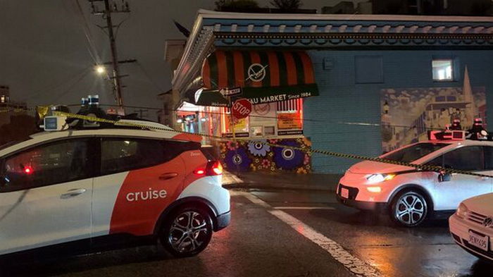 В Сан-Франциско активисты блокируют работу роботакси, ставя дорожные конусы на капот