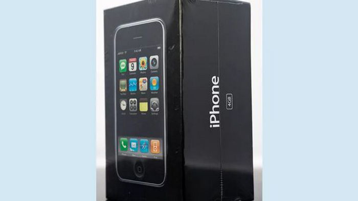 На аукционе продают упакованный iPhone по рекордной цене. В чем особенность
