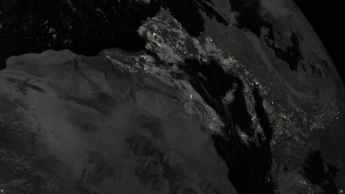 Ученые показали, как тысячи молний загораются «блестками» в Европе и Африке (видео)