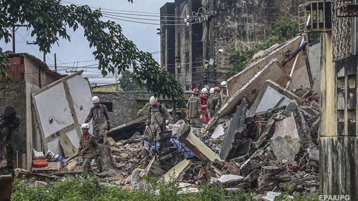 В Бразилии восемь человек погибли из-за разрушения дома (видео)